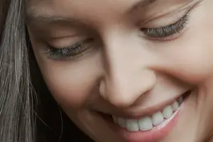 抚平眼角干纹，呈现清透明亮美眸