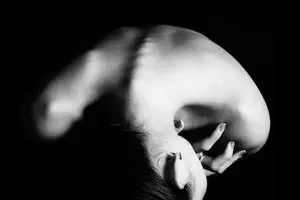 轻松摆脱落枕烦恼，揉捏穴位瞬间解决！