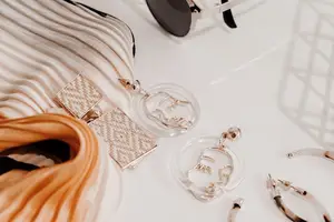 窄额宽脸,也能穿出自信美 窄额宽脸,也能穿出自信美