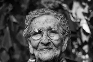 瞬间双眸大有不同，美杜莎双眼放心使用