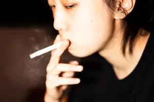 防止牙齿岌岌可危，种植牙解决危害