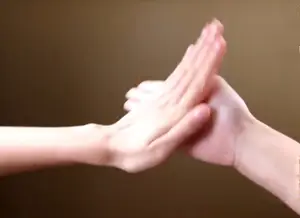 手摸起来粗糙怎么办？ 手的皮肤粗糙怎么变细腻？