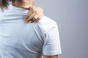 肩膀疼痛，你以为只是过于劳累？这4种病都可引起，尽快排查一下