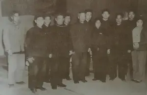 孕妇横位难产，胎儿手先出来了，医生把手塞回去，再把胎儿的腿拽出来