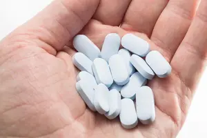 阿奇霉素能治肺炎，但治不了“新冠”，服用时还要“吃吃停停”
