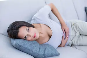 长期吃奥美拉唑，这4个副作用可能在所难免，三类人更应该注意