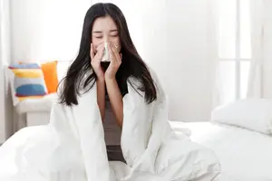 为什么感冒时一边鼻子通一边不通？