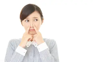 为什么感冒时一边鼻子通一边不通？