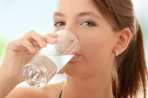 左氧氟沙星，有的厂家说1日1次，有的说1日2次，如何给药才正确？