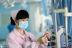 左氧氟沙星，有的厂家说1日1次，有的说1日2次，如何给药才正确？