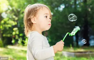 左氧氟沙星，有的厂家说1日1次，有的说1日2次，如何给药才正确？