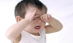 宝宝眼屎多，又黄又黏稠，真的是上火吗？