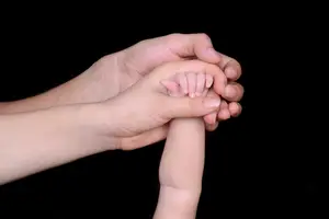 如何应对罕见的鳄皮婴儿综合征:专家提供有效建议
