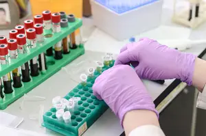 新型冠状病毒可造成呕吐症状:如何识别并进行治疗